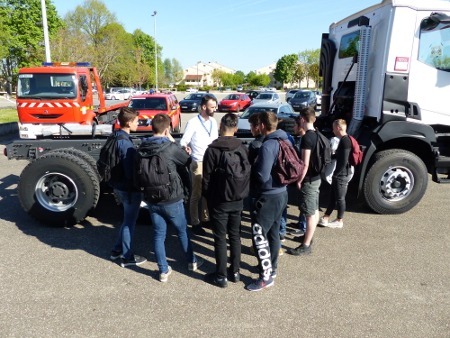 Julien AUBRY, responsable plan directeur du site Renault Trucks Bourg-en-Bresse du groupe Volvo, présente l'entreprise à un groupe de collégiens.
